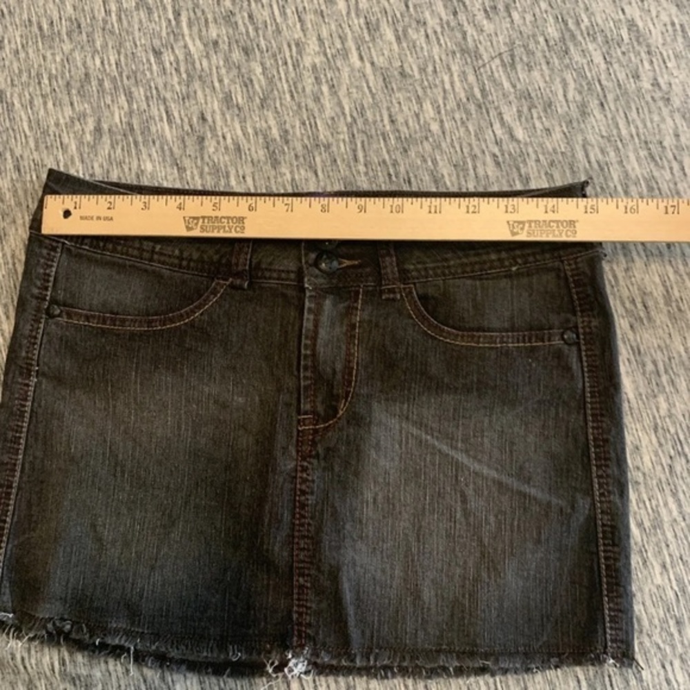 MILEY‎ CYRUS Womens Size 9 Dark Gray Denim Jean Cutoff  Mini Skirt Max Azria - Picture 3 of 5